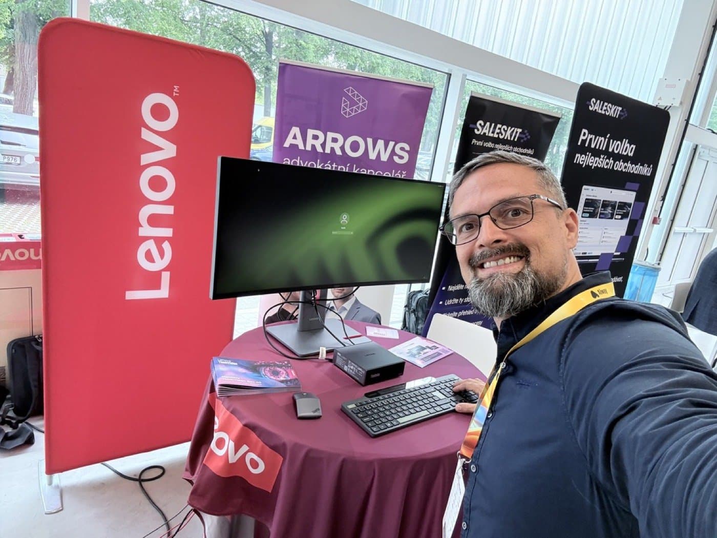Krisztián Farkas u stánku Lenovo s ThinkStation PGX na stole